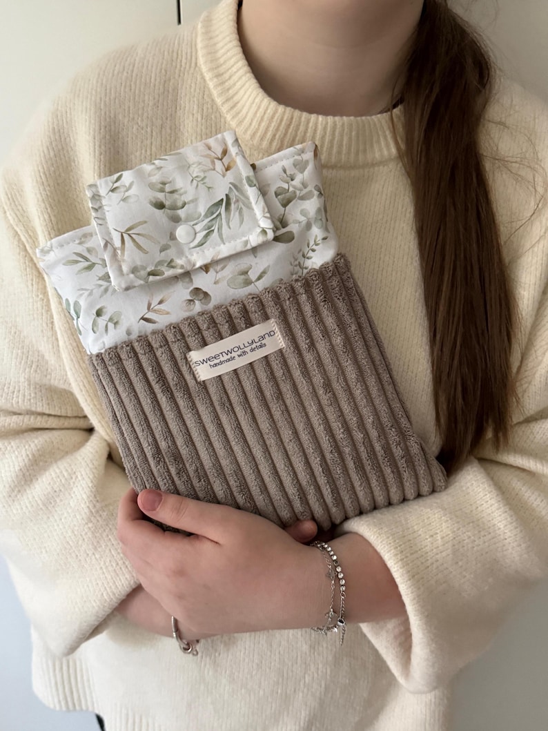 Handgemachte Buchhülle aus Stoff mit Pflanzenmuster und weichem Cord, idealer Schutz für Bücher und Notizbücher.