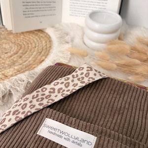 Cord Bücherhülle mit Leoparden Schleife und Lesezeichen, ästhetische Buchhülle für unterwegs
