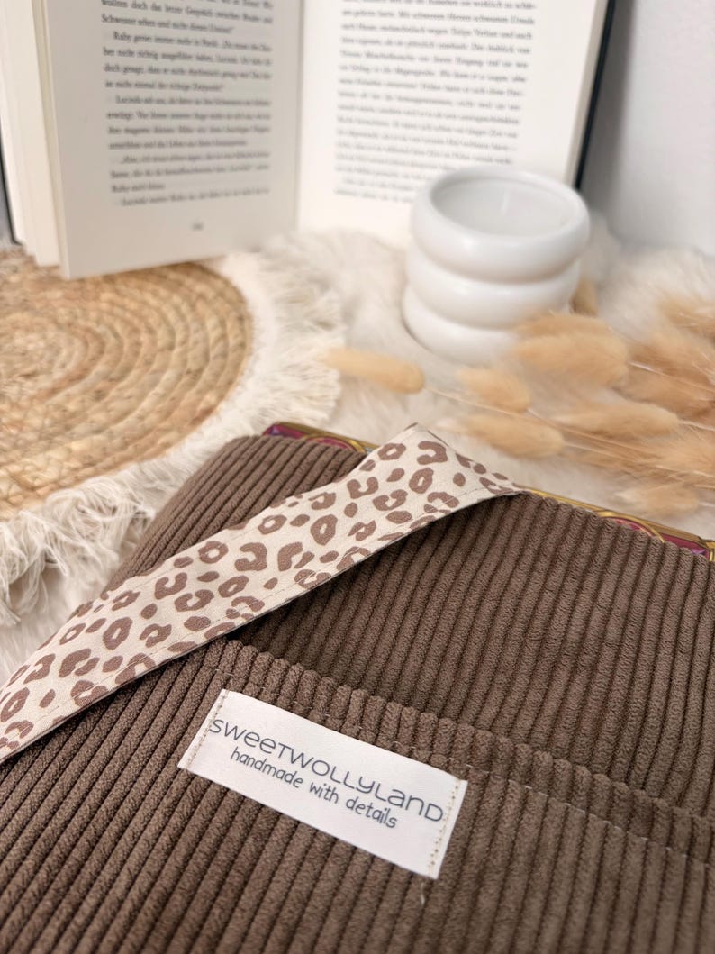 Cord Bücherhülle mit Leoparden Schleife und Lesezeichen, ästhetische Buchhülle für unterwegs
