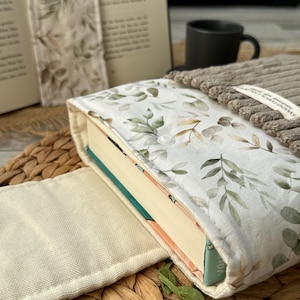Buchschutzhülle aus Baumwolle und Cord, handgefertigt, mit sanftem Blattmuster – perfektes Geschenk für Bücherliebhaber. Eukalyptus