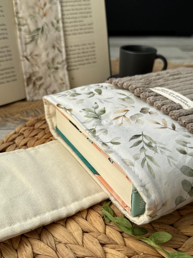 Buchschutzhülle aus Baumwolle und Cord, handgefertigt, mit sanftem Blattmuster – perfektes Geschenk für Bücherliebhaber. Eukalyptus