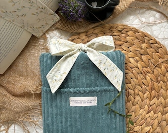 Buchhülle schleifen breitcord samt Cord Bücherhülle blau Geschenk Kindle Case gepolstert Buchtasche Schleife Ribbon corduroy book pouch bag