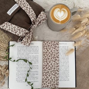 Stoff Bücherhülle braun beige mit Lesezeichen, nachhaltige Buchhülle für Taschenbücher handmade