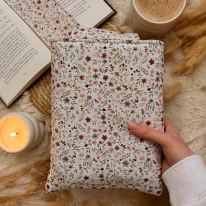 Detailaufnahme der Cord Buchhülle mit Blumenmuster, Druckknopf und hochwertiger Handarbeit.