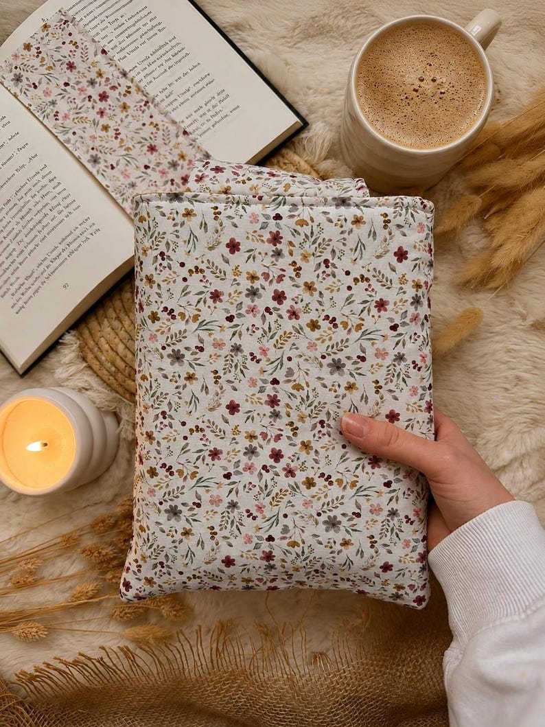 Detailaufnahme der Cord Buchhülle mit Blumenmuster, Druckknopf und hochwertiger Handarbeit.