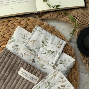 Hochwertige Buchhülle handmade, mit Leinen- und Cordstoff, sanfte Farben und botanisches Design – nachhaltiges Lesezubehör.