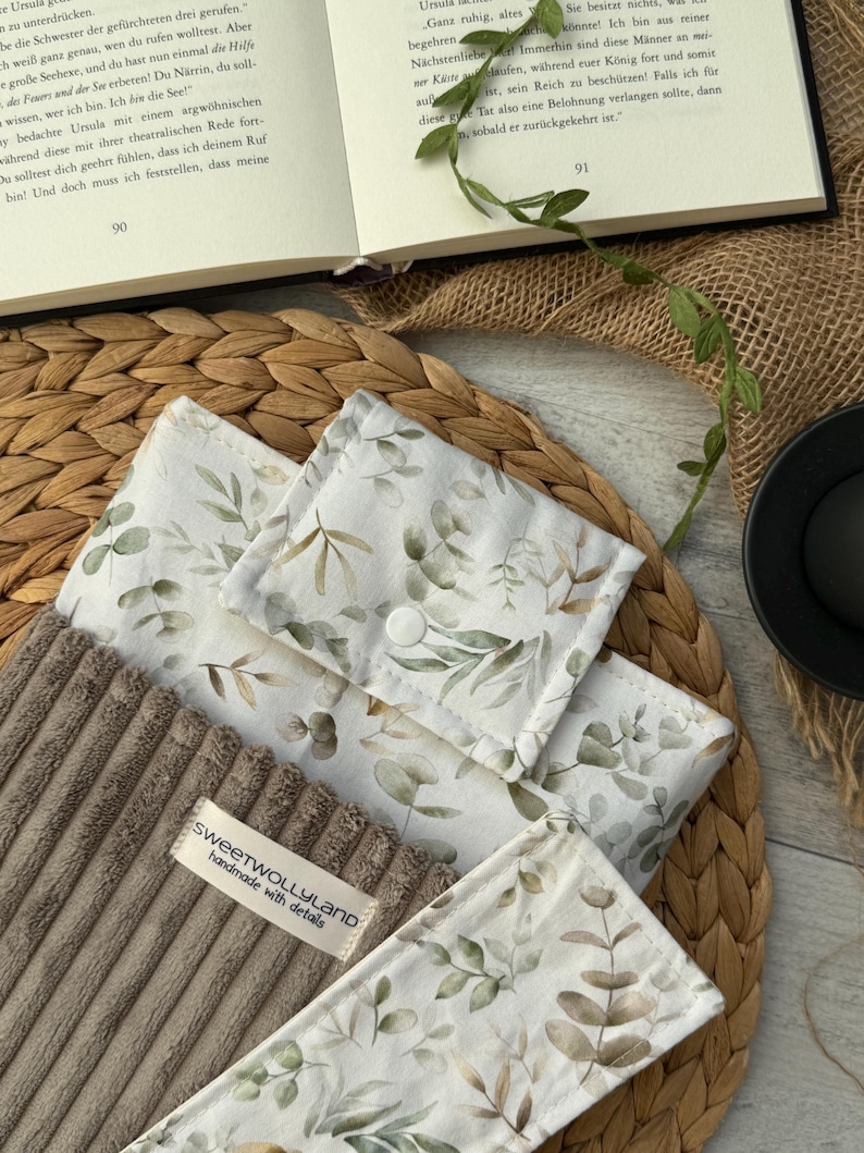 Hochwertige Buchhülle handmade, mit Leinen- und Cordstoff, sanfte Farben und botanisches Design – nachhaltiges Lesezubehör.