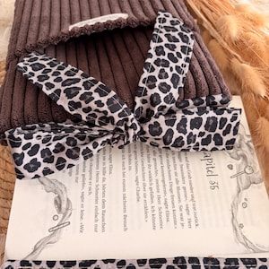 Cord Bücherhülle mit Leoparden Schleife und Lesezeichen, ästhetische Buchhülle für unterwegs