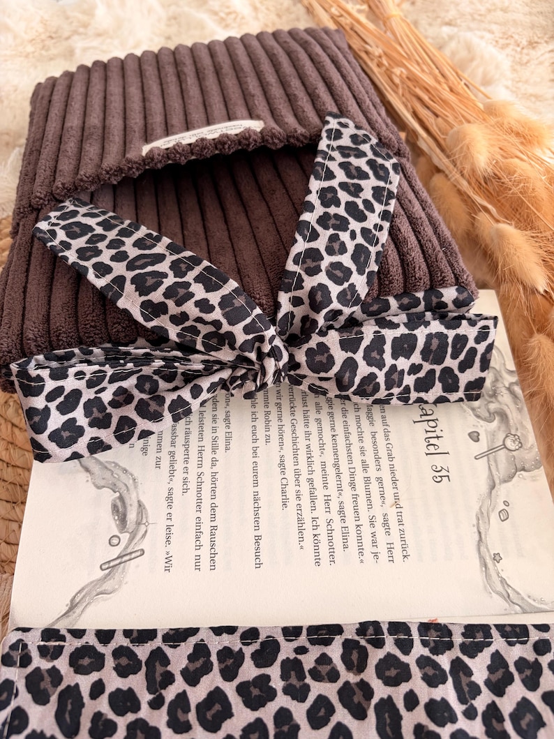 Cord Bücherhülle mit Leoparden Schleife und Lesezeichen, ästhetische Buchhülle für unterwegs