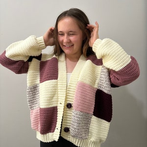 Cardigan rose patchwork tricoté main au crochet