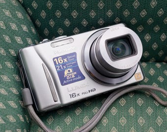 Panasonic DMC-ZS10: Câmera digital compacta retrô com sensor CCD de 14 megapixels, lente zoom Leica de 16x e lente grande angular. Testada.