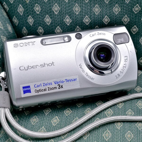 Field Tested Sony Cyber-shot DSC-S40 4.1 Megapixel CCD 3x Zoom Compact Retro Digicam
