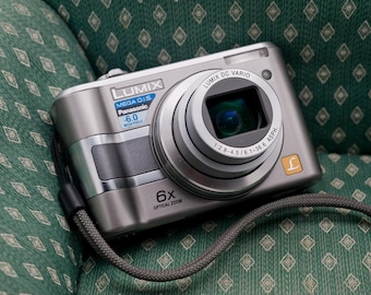 Câmera digital retrô compacta Panasonic DMC-LZ5 com sensor CCD de 7,2 megapixels e zoom de 6x, testada.