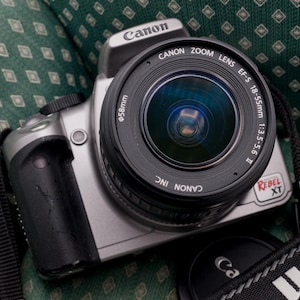Canon EOS Digital Rebel XT: 8-Megapixel-Spiegelreflexkamera mit 18-55 mm f/3.5-5.6 Kit-Zoomobjektiv, Retro-Digitalkamera, getestet