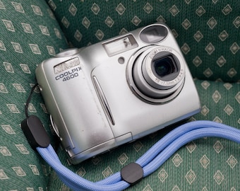 Nikon Coolpix 4600: *Rachadura na tampa da bateria* CCD de 4MP, zoom de 3x, câmera digital retrô, testada.