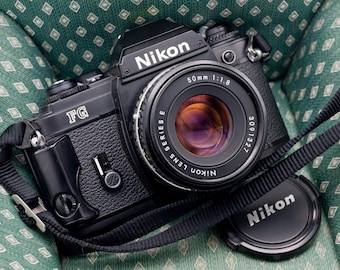 Câmera Nikon FG SLR de 35 mm com foco manual e lente 50 mm f/1.8, testada com filme.