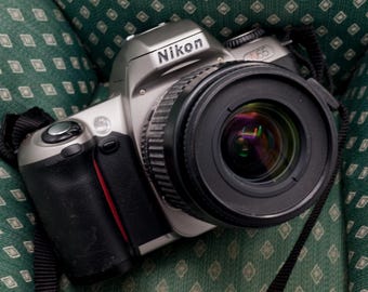 Nikon N60: Câmera SLR de 35 mm com foco automático e lente 35-80 mm f/4-5.6 D, testada com filme.