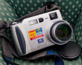 Sony Cyber-shot DSC-S70: Câmera digital retrô com CCD de 3,3 megapixels e zoom de 3x, testada.