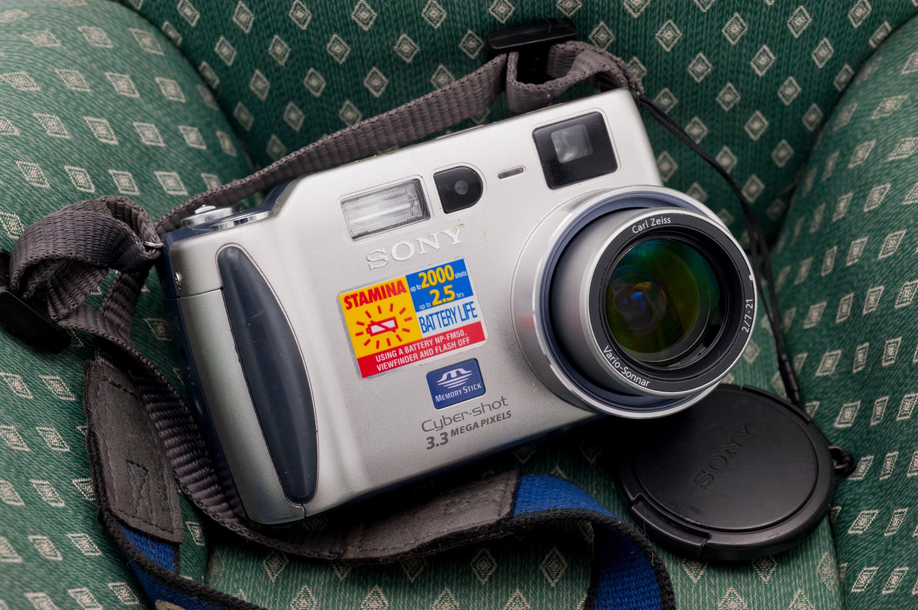 ソニー サイバーショット DSC-S70: 3.3メガピクセルCCD 3倍ズーム 