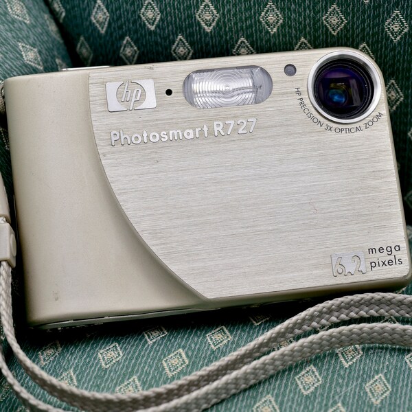 Field Tested HP Photosmart R727 6.2 Megapixel CCD 3x Zoom Lens Slim Compact Retro Digicam