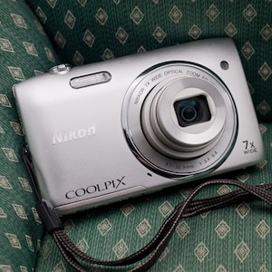 Nikon Coolpix S3500: Sensor CCD de 20 megapíxeles, zoom gran angular 7x, cámara digital compacta de estilo retro, probada.