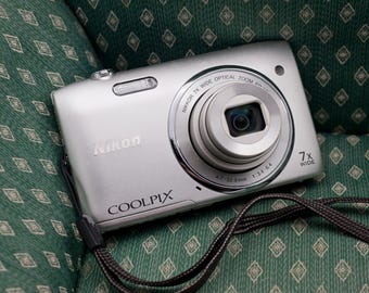 Nikon Coolpix S3500: Câmera digital compacta retrô com sensor CCD de 20 megapixels e zoom grande angular de 7x, testada.