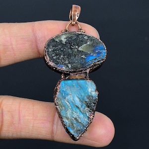 Colgante de labradorita, colgante único hecho a mano con cadena de cobre electroformado de labradorita natural en bruto. Joyería única. Regalos para bodas y compromisos.