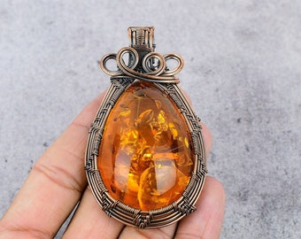 Beau pendentif en ambre de la Baltique, fil de cuivre enveloppé, cuivre oxydé, ambre de la Baltique, pierres précieuses, pendentif en cuivre, cadeau à ses mères