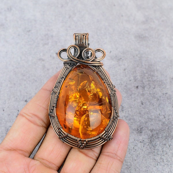 Beau pendentif en ambre de la Baltique, fil de cuivre enveloppé, cuivre oxydé, ambre de la Baltique, pierres précieuses, pendentif en cuivre, cadeau à ses mères