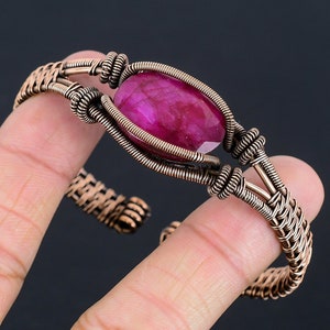 Robijnrode armband, koperdraadgewikkelde armband handgemaakte verstelbare manchet edelsteen armband koperdraadgewikkelde sieraden bruiloft en verjaardagscadeau