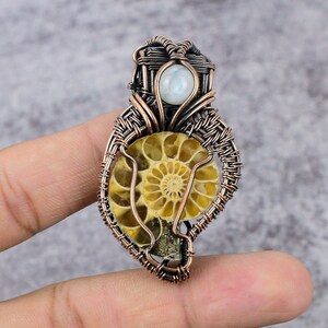 Colgante de fósil de amonita natural con piedra lunar, joyería envuelta en alambre de cobre, collar de joyería hecho a mano
