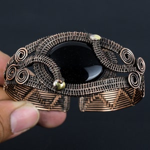 Bracciale rigido in onice nero naturale con rame Bracciale rigido in onice nero Bracciale rigido regolabile avvolto in filo di rame Gioielli fatti a mano Regali di fidanzamento
