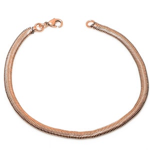 Può includere: Un braccialetto a catena di serpente in oro rosa con chiusura a moschettone.