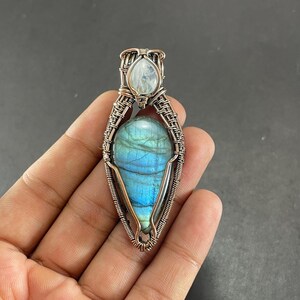Ciondolo in labradorite, ciondolo con pietra preziosa naturale avvolto in filo di rame, collana con ciondolo di design in rame, regalo fatto a mano per mamma, moglie e amore.