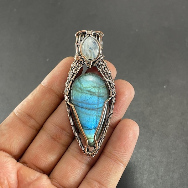 Ciondolo in labradorite, ciondolo con pietra preziosa naturale avvolto in filo di rame, collana con ciondolo di design in rame, regalo fatto a mano per mamma, moglie e amore.