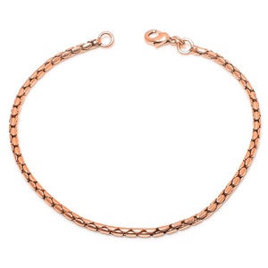 Peut inclure: Un bracelet chaîne en or rose avec une fermeture à fermoir. La chaîne est composée de petits maillons ovales.