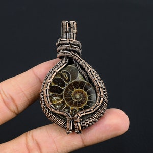 Ciondolo con fossile di ammonite, raro ciondolo con fossile di ammonite avvolto in filo di rame, gioiello in rame massiccio, regalo di compleanno unico fatto a mano per lui/lei