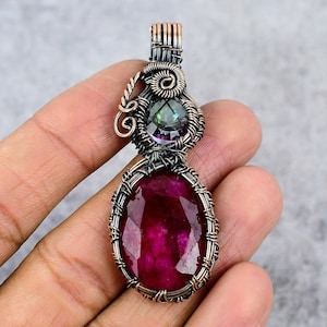 Pingente de rubi, pingente de fio de cobre natural enrolado, pingente de designer de cobre sólido, presente para ela, joia com pedra de nascimento de rubi, presente multiuso