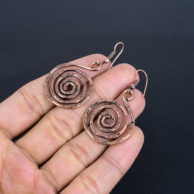 Hamrade spiralörhängen i koppar – Boho chica handgjorda smycken – Rustika hängande örhängen – Konstnärliga statementörhängen Boho present till kvinnor bild 4