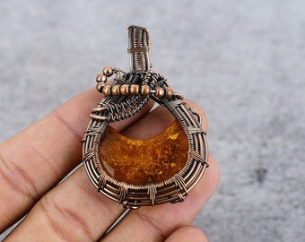 Hermoso colgante de ámbar báltico envuelto en alambre de cobre. Colgante de piedra preciosa de ámbar báltico de cobre oxidado. Regalo de cobre para su madre.