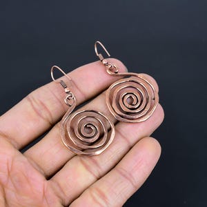Hamrade spiralörhängen i koppar – Boho chica handgjorda smycken – Rustika hängande örhängen – Konstnärliga statementörhängen Boho present till kvinnor bild 5