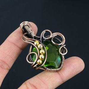 Ciondolo con peridoto Ciondolo avvolto in filo di rame Ciondolo con pietra preziosa peridoto Ciondolo fatto a mano in rame Gioielli con peridoto Regali per il suo ciondolo a cuore immagine 2