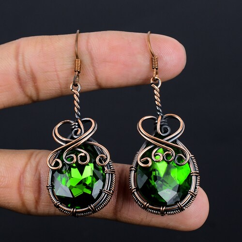 Orecchini in peridoto, orecchini avvolti in filo di rame, orecchini con pietre preziose in peridoto, gioielli in rame, orecchini pendenti fatti a mano per amore, gioielli in peridoto