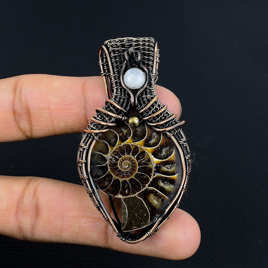 アンモナイト化石ペンダント、銅線で包まれたペンダント、レインボー