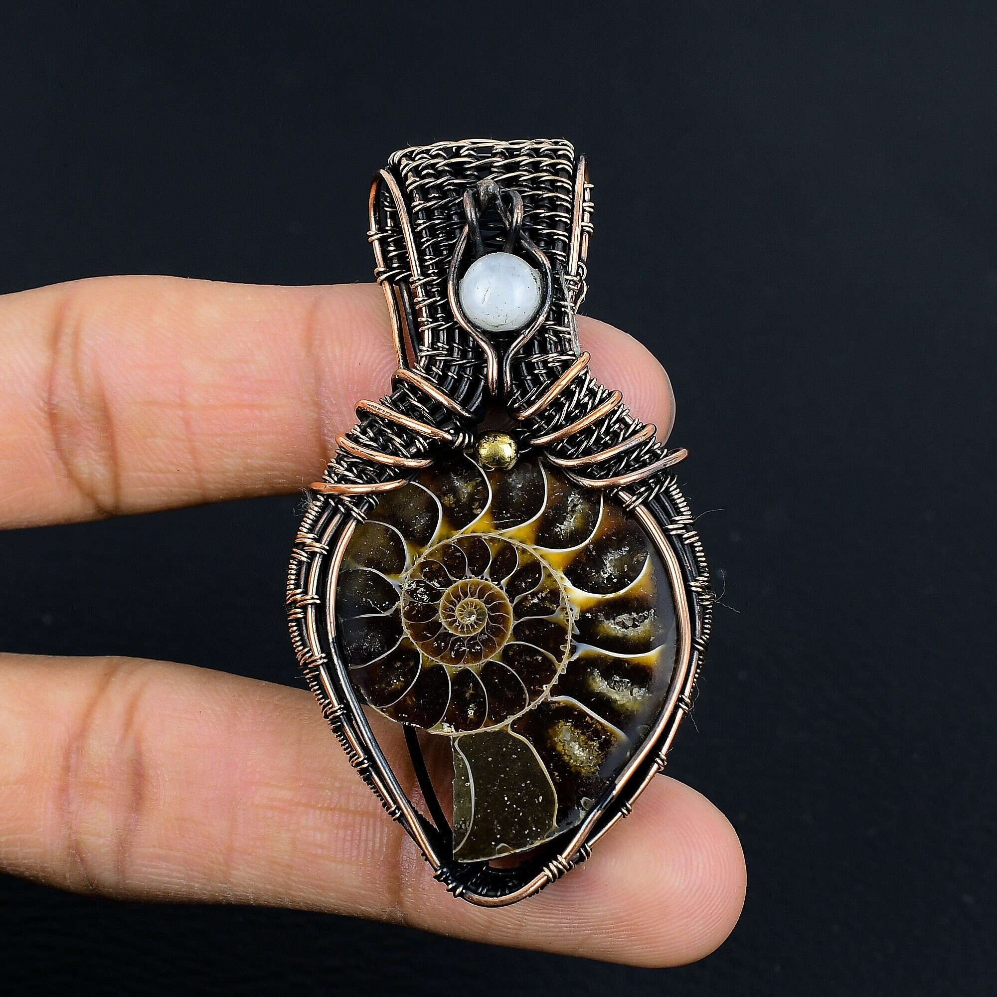 アンモナイト化石ペンダント、銅線で包まれたペンダント、レインボー