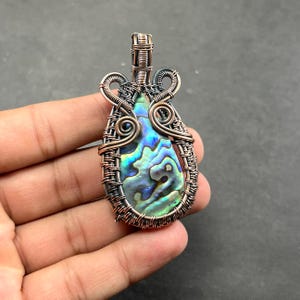 Pingente de concha de abalone com pedra preciosa, pingente envolto em fio de cobre, joia de cobre, joia de concha de abalone feita à mão, presente para Natal, casamento, aniversário.