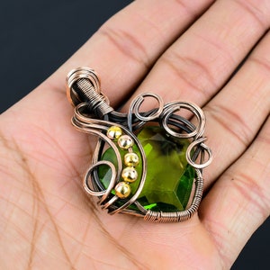 Colgante de peridoto alambre de cobre envuelto colgante peridoto piedra preciosa colgante cobre hecho a mano colgante peridoto joyería regalos para su colgante de corazón imagen 3