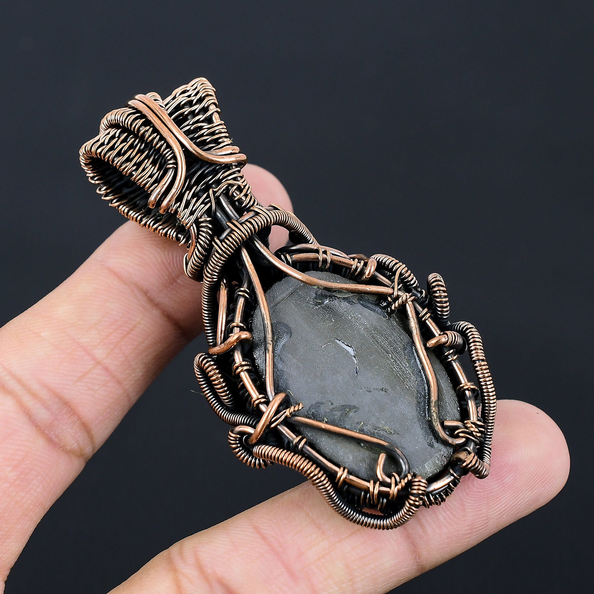 Ciondolo con pietra preziosa di shungite grezza Ciondolo in filo di