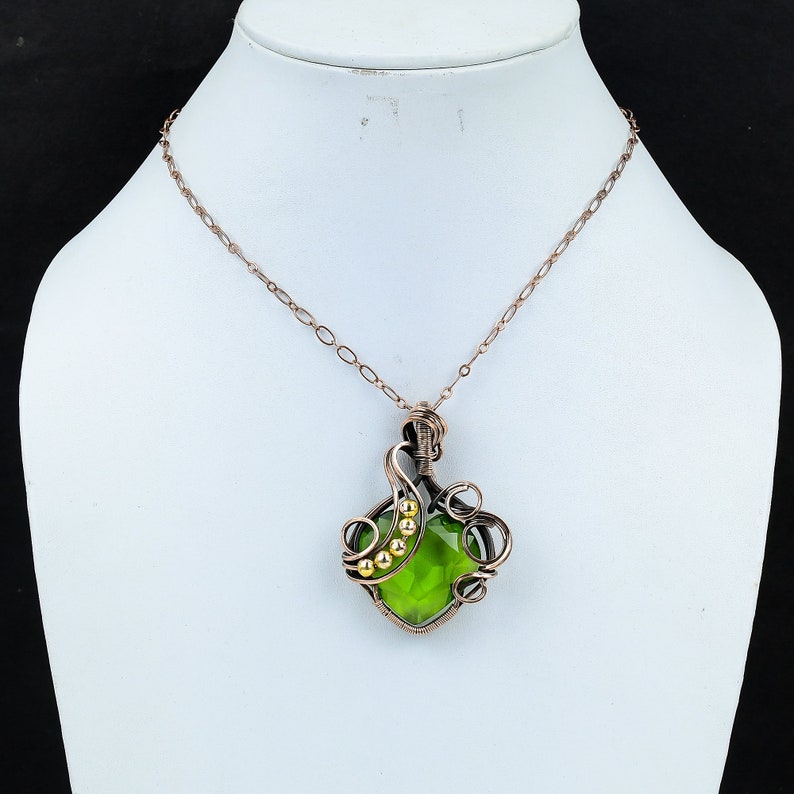 Ciondolo con peridoto Ciondolo avvolto in filo di rame Ciondolo con pietra preziosa peridoto Ciondolo fatto a mano in rame Gioielli con peridoto Regali per il suo ciondolo a cuore immagine 6