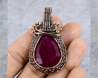 Pendentif en cuivre rubis rouge du Cachemire, fil de cuivre enroulé, pendentif de pierres précieuses en cuivre, pendentif de créateur, cadeau rubis du Cachemire rouge pour sa mère